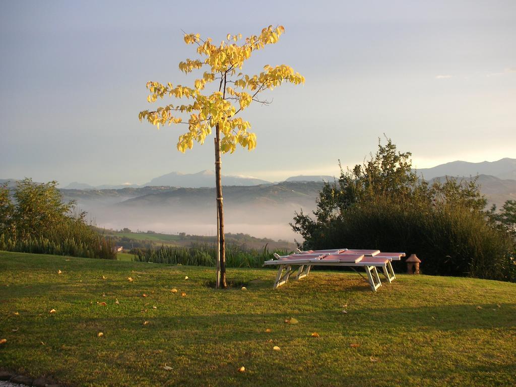 Poggio Dei Prugnoli Bed & Breakfast Tavoleto Exterior photo